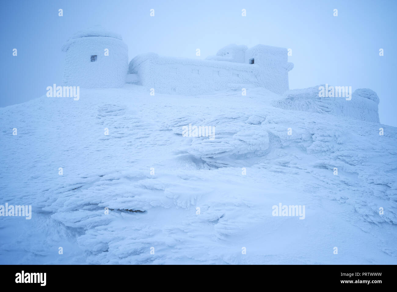 Duro inverno meteo. Osservatorio di brina su un picco di montagna. Neve e ghiaccio coprire Foto Stock