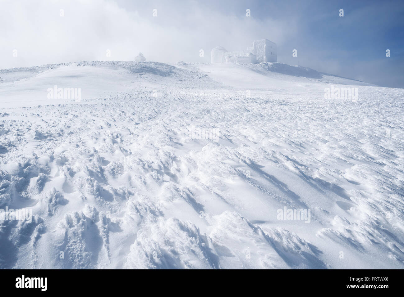 Il freddo invernale in montagna. Osservatorio sulla parte superiore. Il gelo e firn dopo la tempesta di neve. Neve e ghiaccio coprire Foto Stock