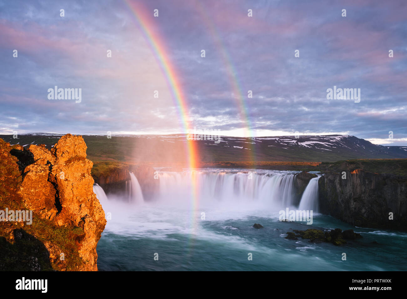 Godafoss - uno dei Islanda cascate. Naturali e attrazioni turistiche. Paesaggio estivo con un arcobaleno Foto Stock