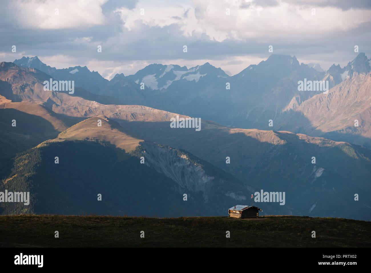 Montagne del Caucaso in Samegrelo-zemo Svaneti, Georgia. Rifugio di montagna e villaggi turistici. Serata autunnale paesaggio con ridge in nubi Foto Stock