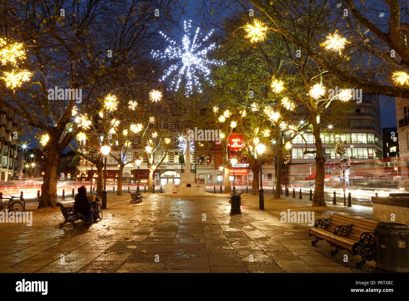 Le luci di Natale in Sloane Square, a Chelsea, Londra, Regno Unito Foto Stock