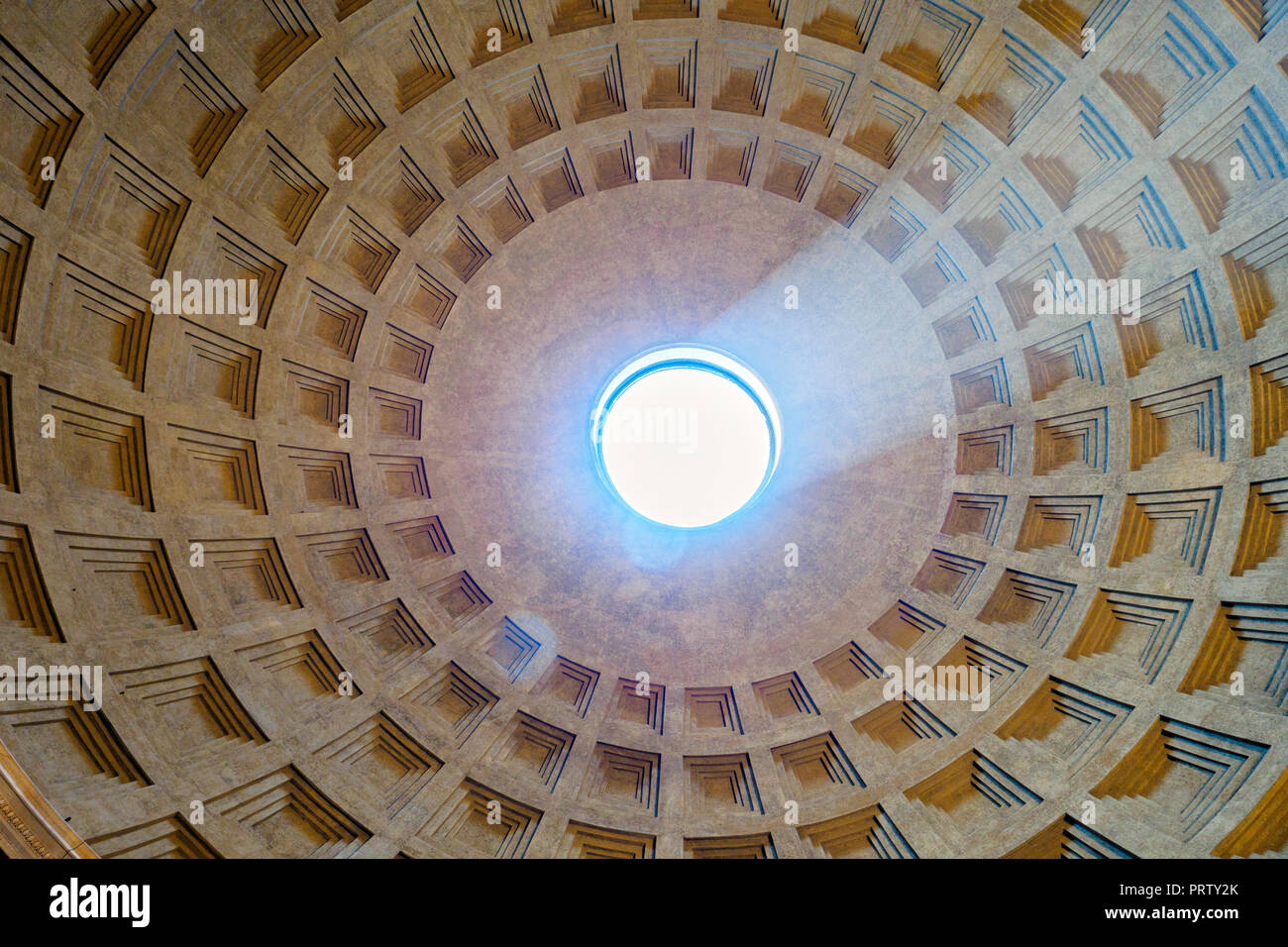Vista interna di occhio e a cassettoni soffitto in cemento della cupola del Pantheon - Roma, Italia - Foto Stock