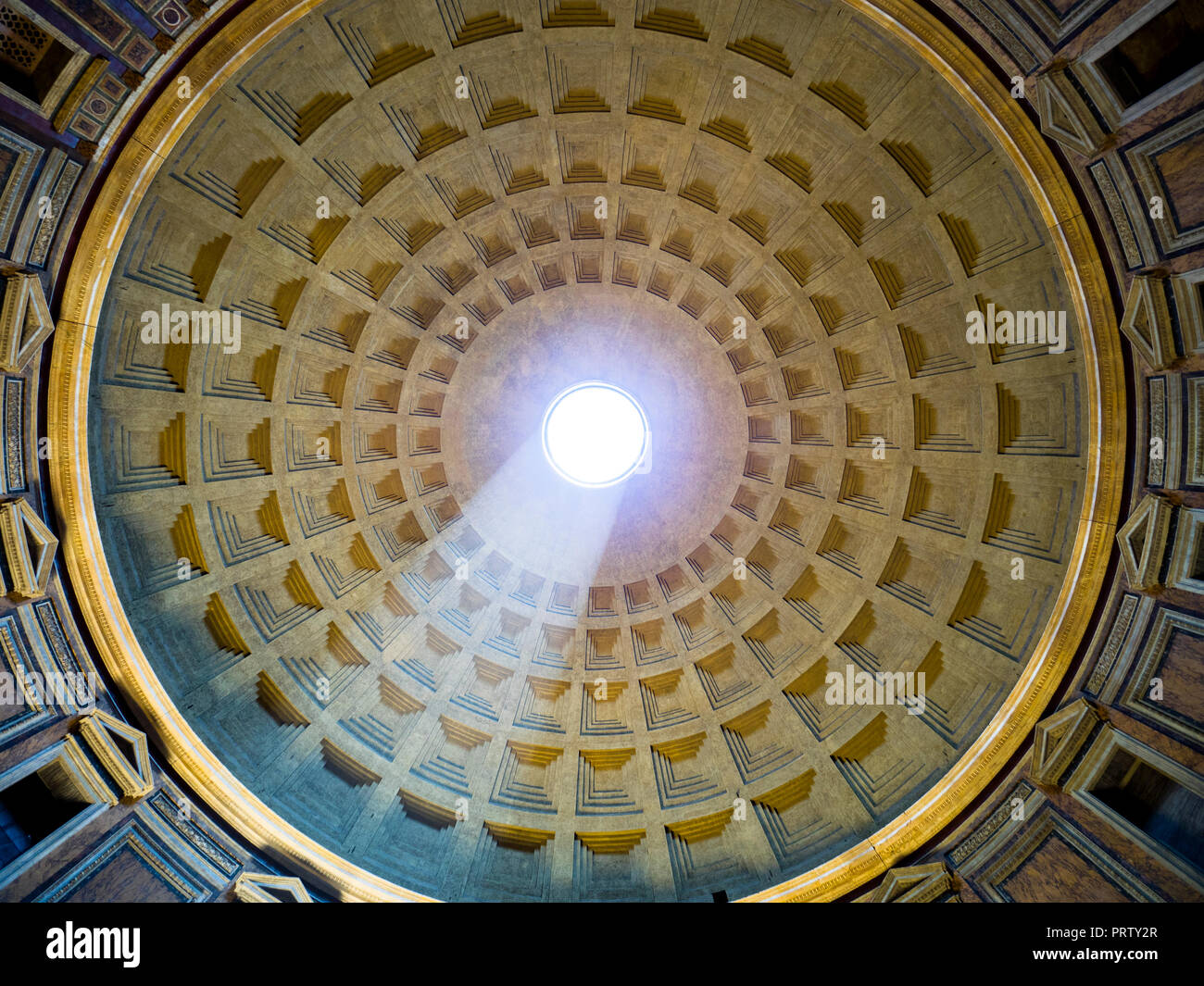 Vista interna di occhio e a cassettoni soffitto in cemento della cupola del Pantheon - Roma, Italia - Foto Stock