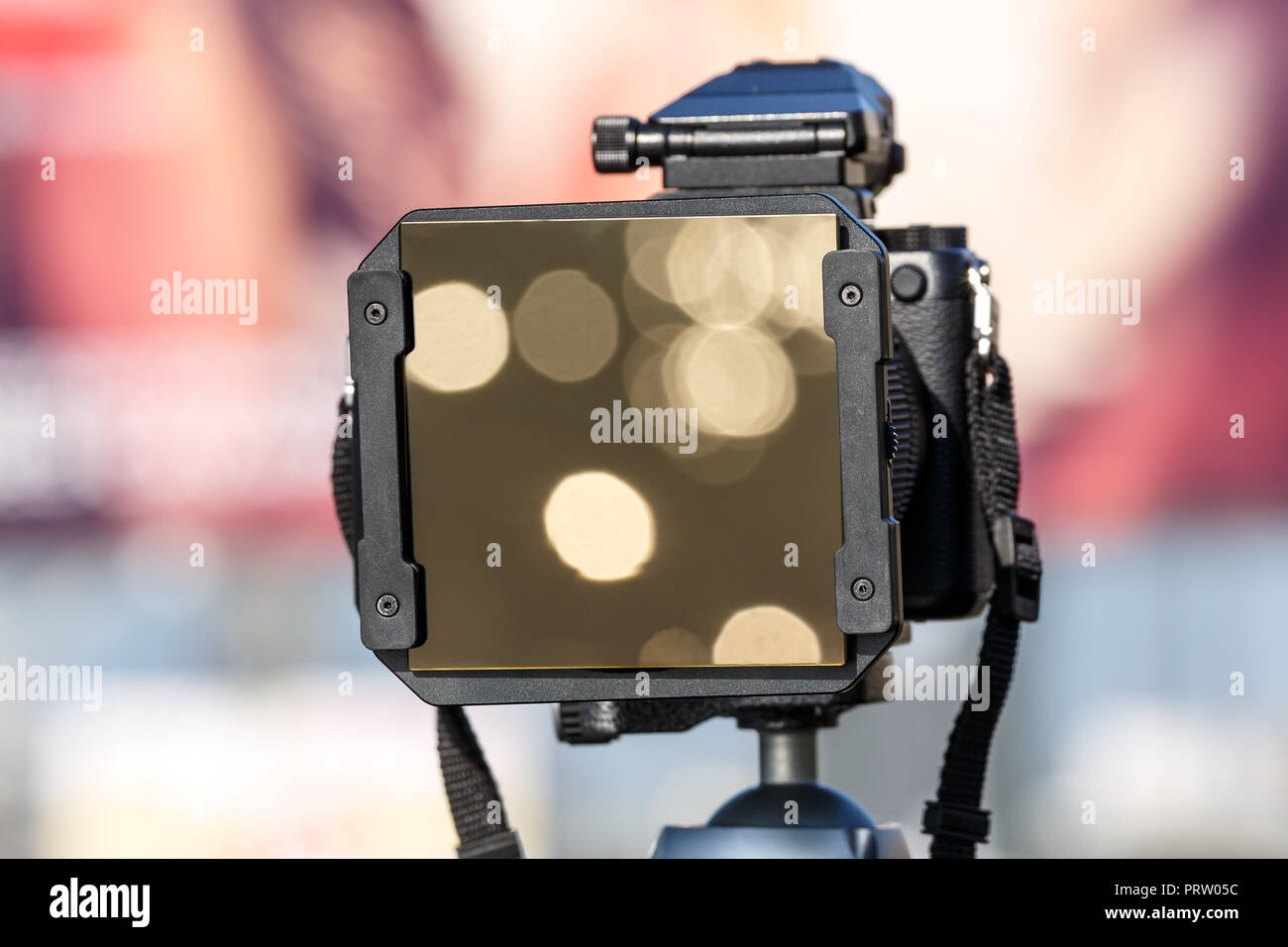I filtri ND attaccato da una lente su un sfondo di strada Foto Stock