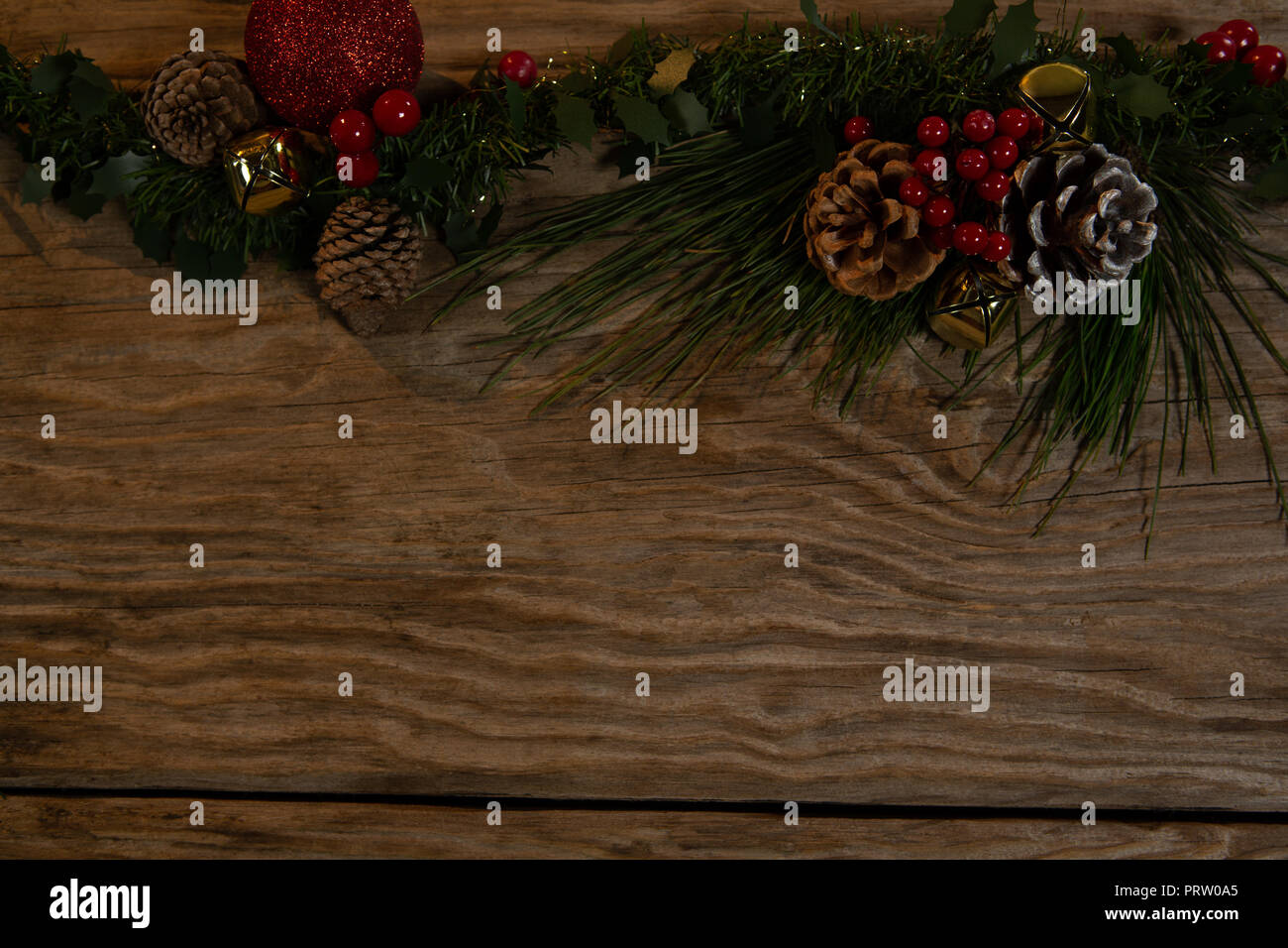 Spazio di copia con rami di pino ghirlanda Foto Stock