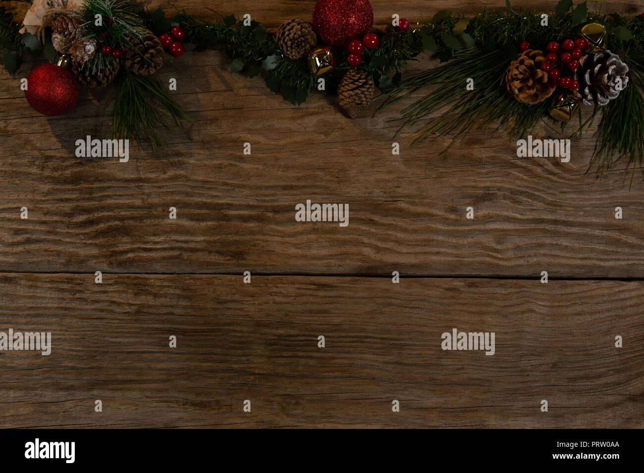 Rami di pino ghirlanda per spazio di copia Foto Stock