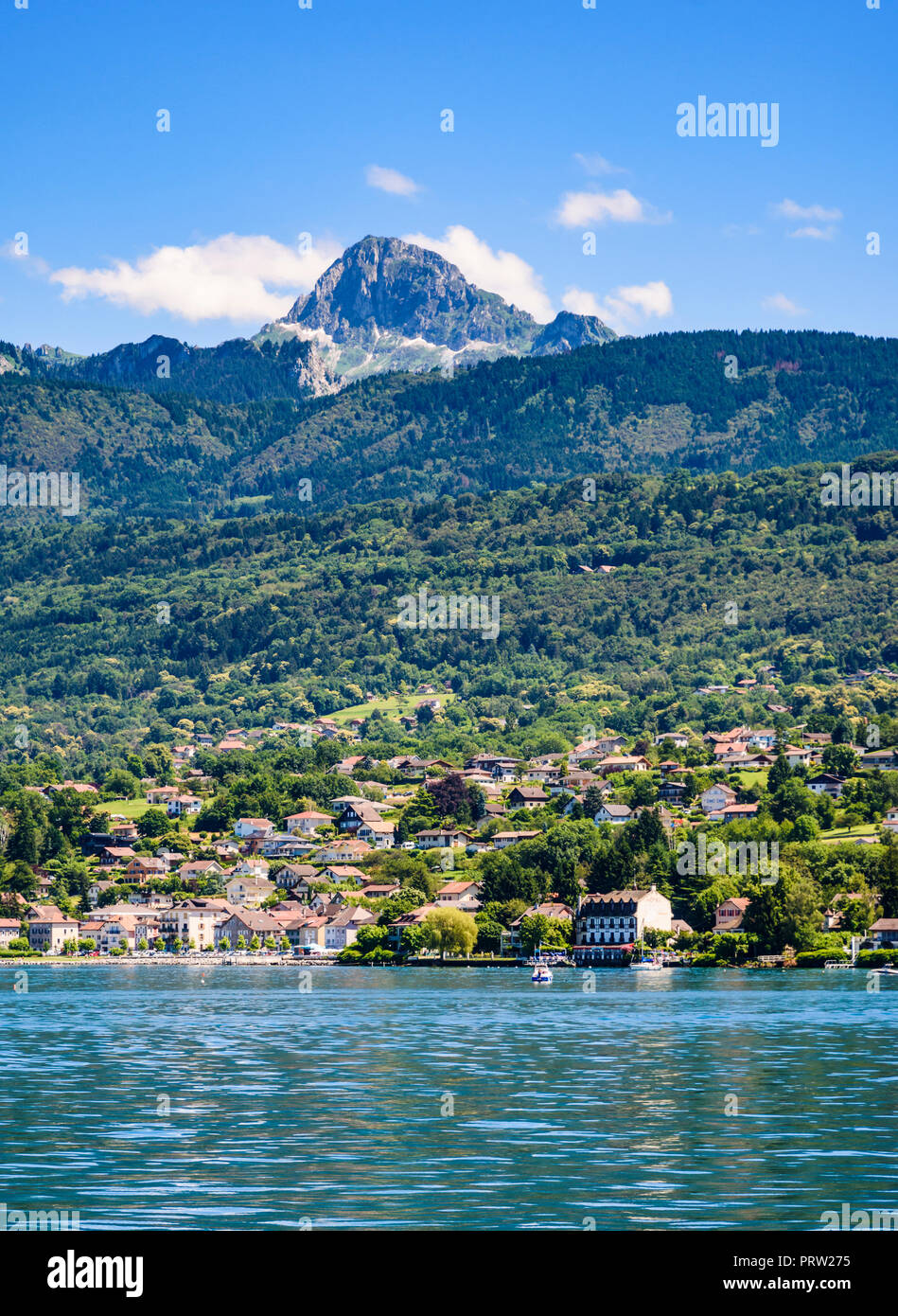 Il grazioso Lago di Ginevra lungomare della città di Evian, Evian-les-Bains, Francia Foto Stock