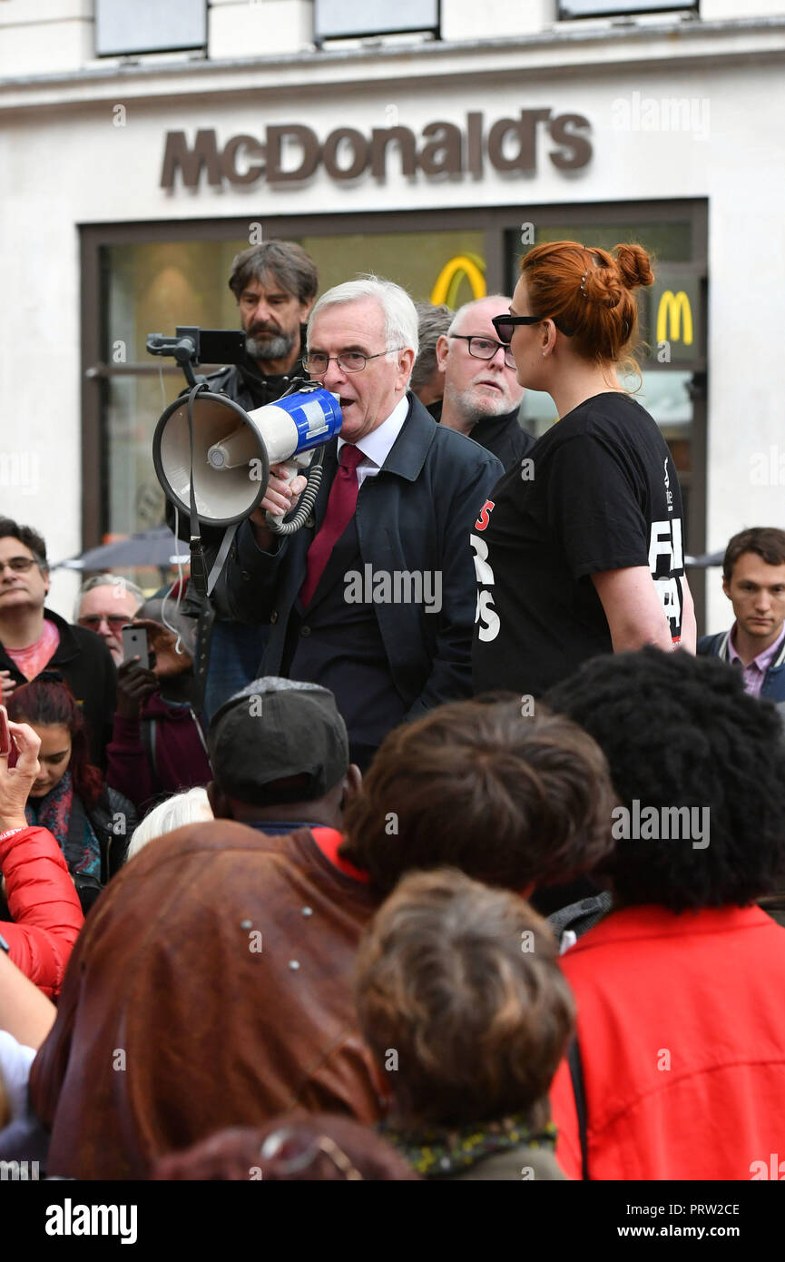 Cancelliere ombra John McDonnell parlando in un rally sulle controversie in materia di retribuzione e di riconoscimento di unione nel quadrato di Leicester, Londra. Foto Stock