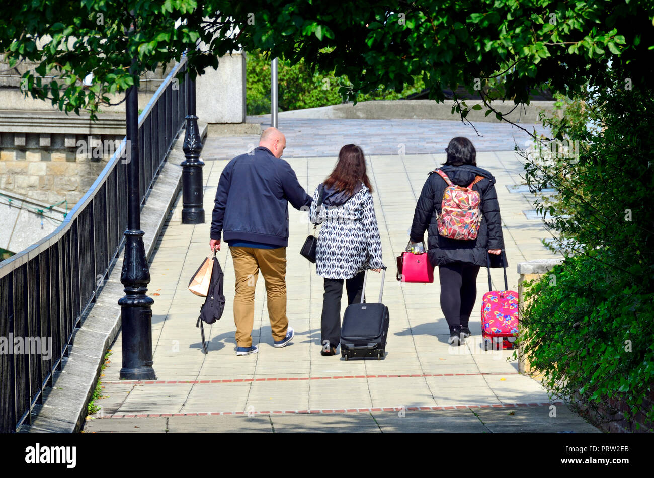 Famiglia con i bagagli, Maidstone Kent, Inghilterra, Regno Unito. Foto Stock Famiglia con i bagagli, Maidstone Kent, Inghilterra, Regno Unito. Foto Stock