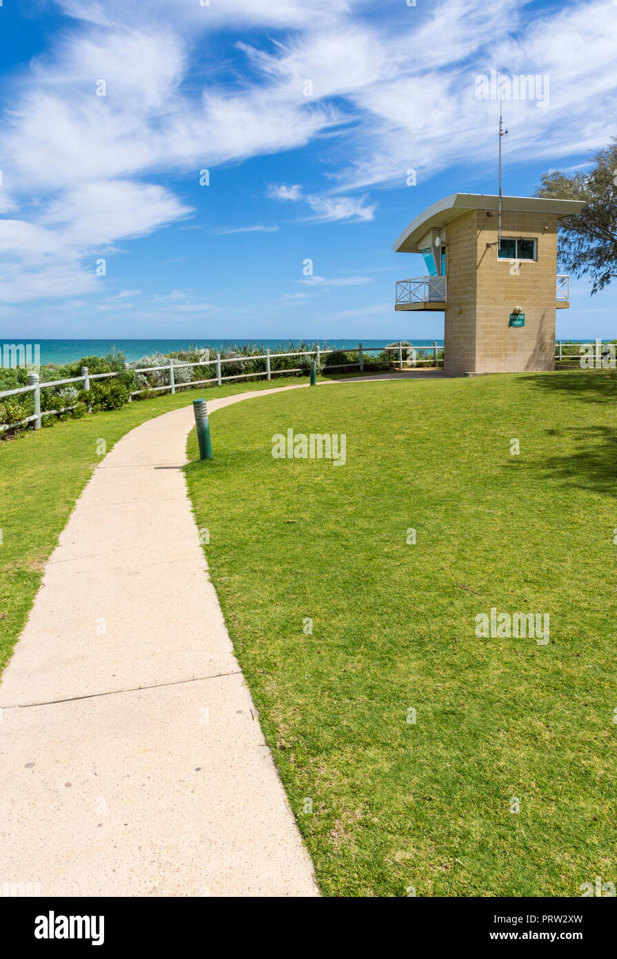 Sentiero costiero avvolgimento passato il Surf Lifesaving Lookout Tower, Trigg Beach, Australia occidentale Foto Stock