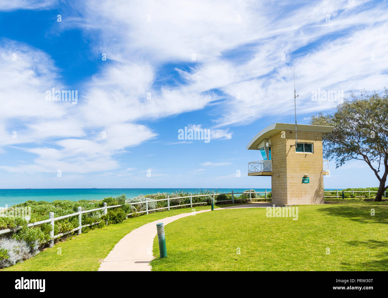 Sentiero costiero avvolgimento passato il Surf Lifesaving Lookout Tower, Trigg Beach, Australia occidentale Foto Stock