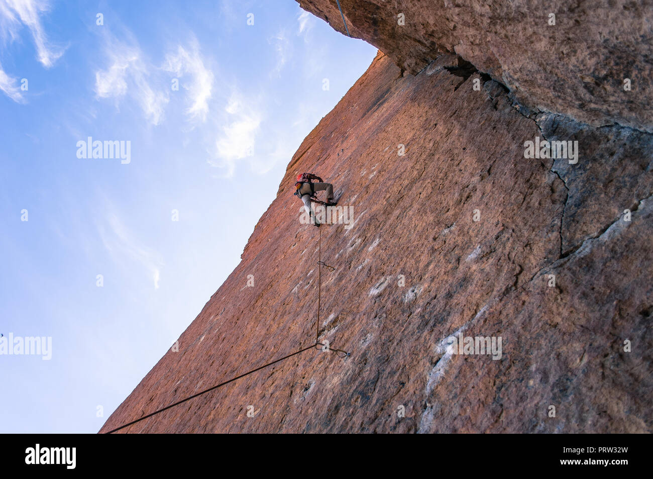 Uomo rock climbing, Smith Rock State Park, Oregon, Stati Uniti d'America Foto Stock