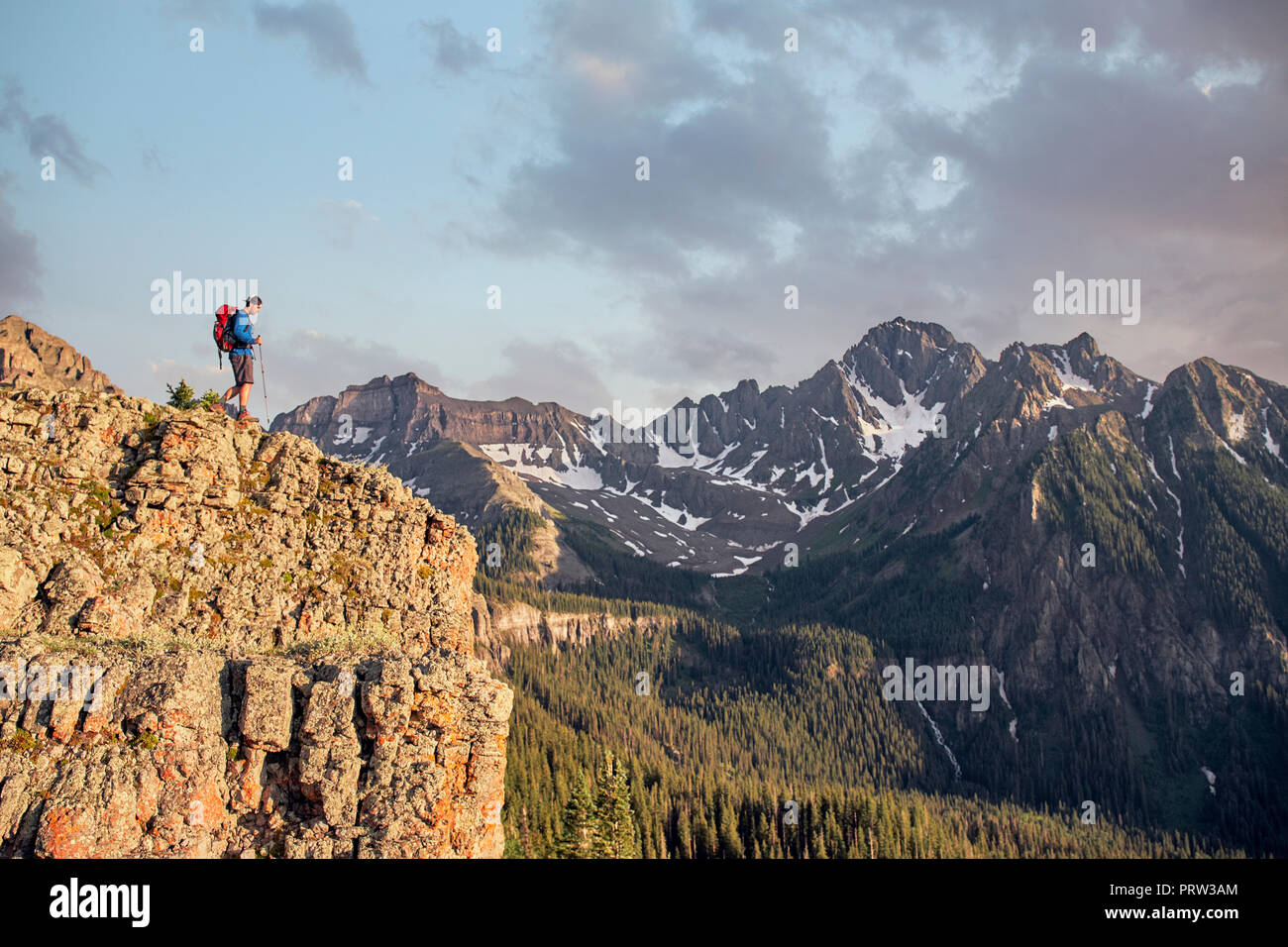 L'uomo escursionismo, Mount Sneffels, Ouray, Colorado, STATI UNITI D'AMERICA Foto Stock