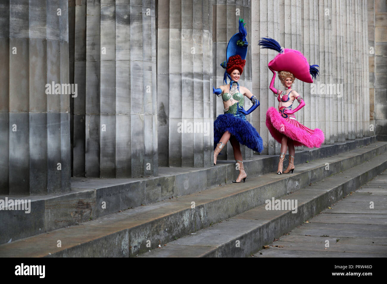 Mathilde Tutiaux (sinistra) e Lucia Monaghan, can-can ballerine provenienti dal Moulin Rouge a Parigi, eseguire all apertura della nuova mostra 'Pin-Ups: Toulouse-Lautrec e l'arte di celebrità' presso il Royal Scottish Academy di Edimburgo. Foto Stock