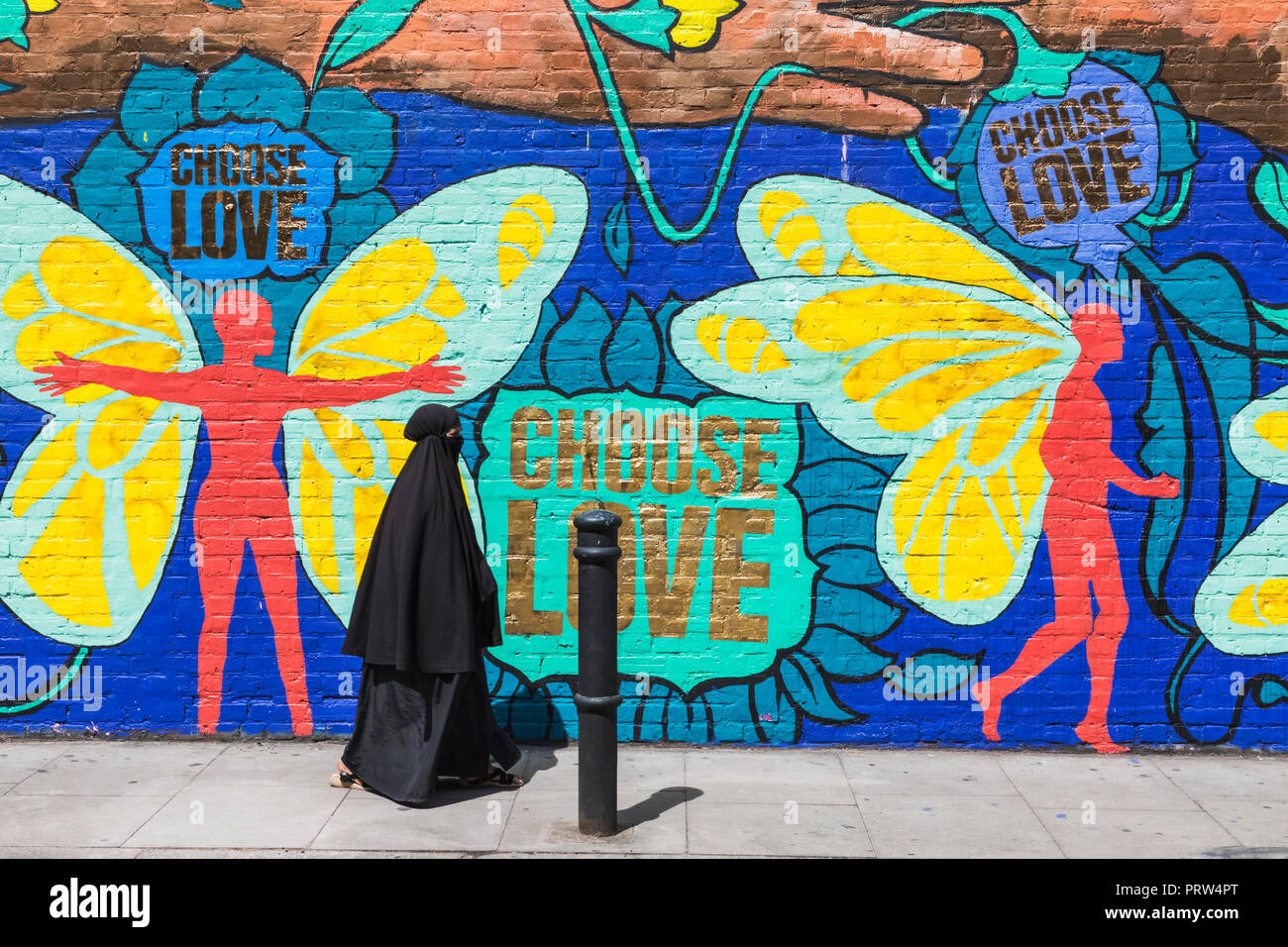 UK, Regno Unito, Gran Bretagna,Gran Bretagna,l'Inghilterra,inglese,British,Londra,Shoreditch,Brick Lane,l'arte al muro,Street Art,Street scene,Donna,Lady,femmina,Musli Foto Stock