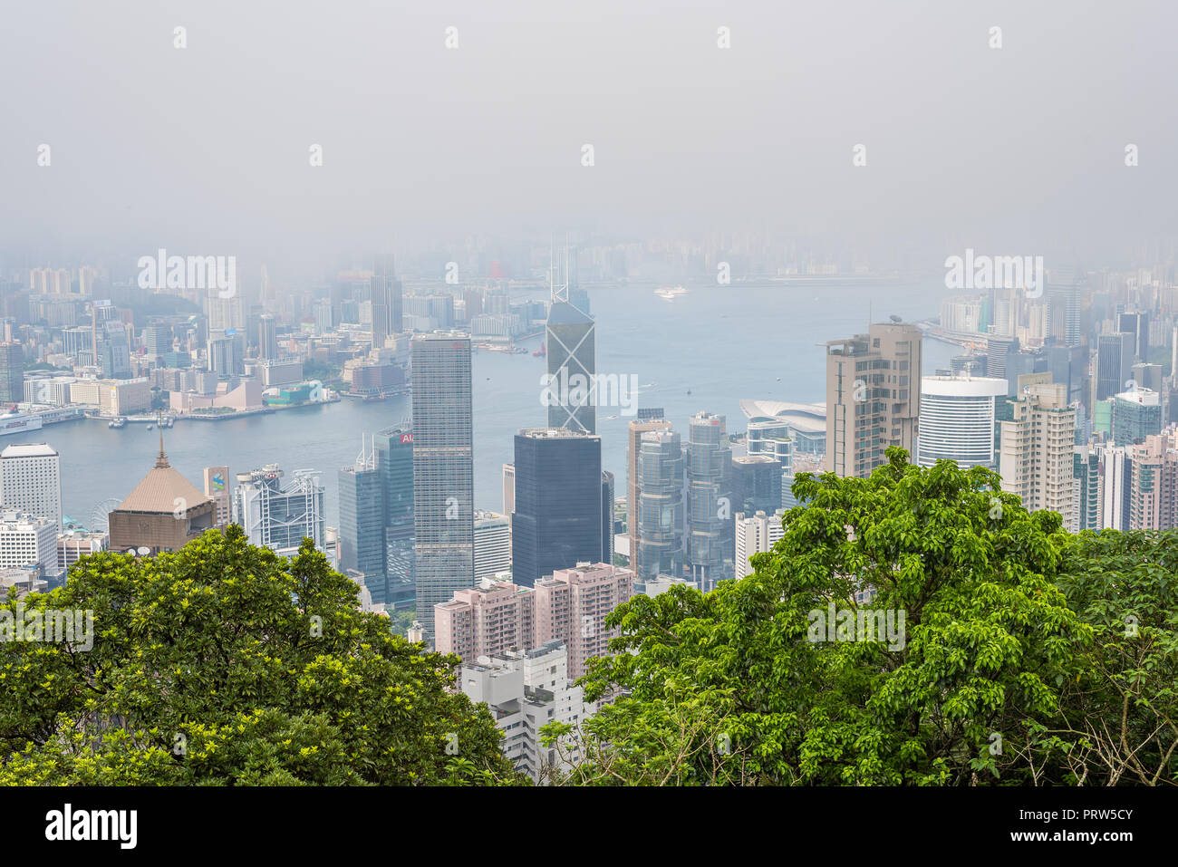 VICTORIA PEAK, HONG KONG - 4 agosto 2017 : Vista dal Victoria Peak verso Victoria Harbour con un basso livello di cloud coperto il cielo Foto Stock