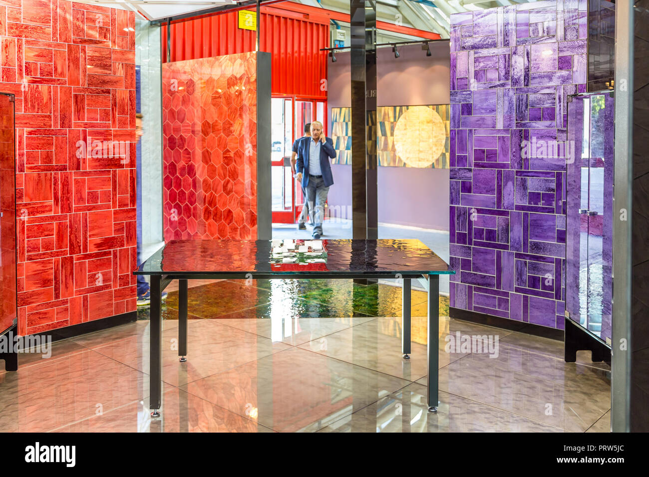 BOLOGNA (Italia), 28 settembre 2018: persone che visitano CERSAIE Salone internazionale delle piastrelle di ceramica e arredo bagno Foto Stock