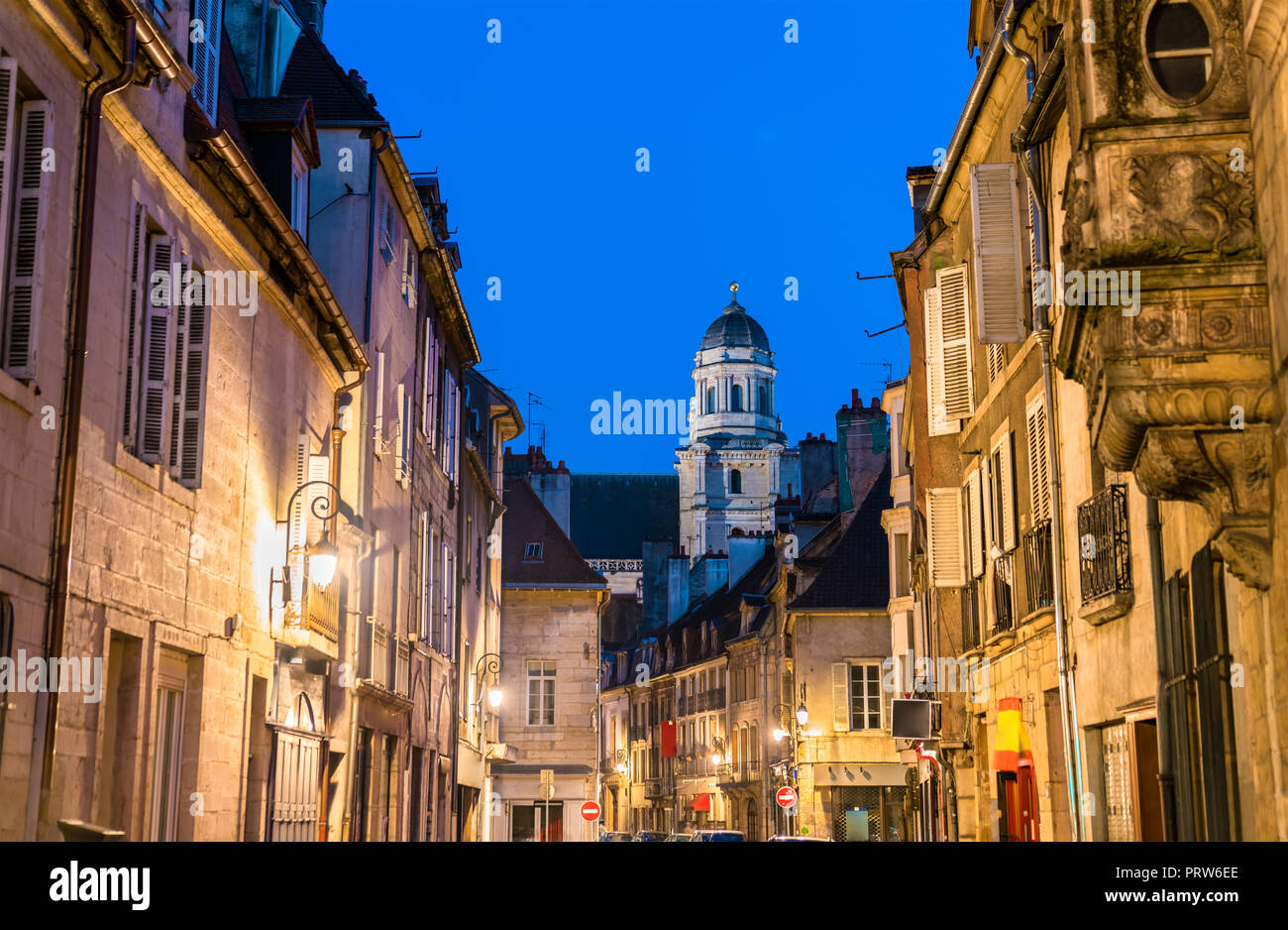 Street nella città vecchia di Dijon, Francia Foto Stock