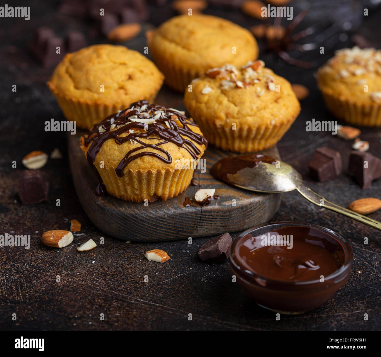 Zucca muffin guarnita con cioccolato fondente e mandorle Foto Stock