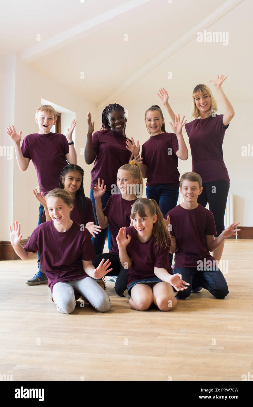 Ritratto di bambini e insegnanti godendo di Drama Workshop insieme Foto Stock