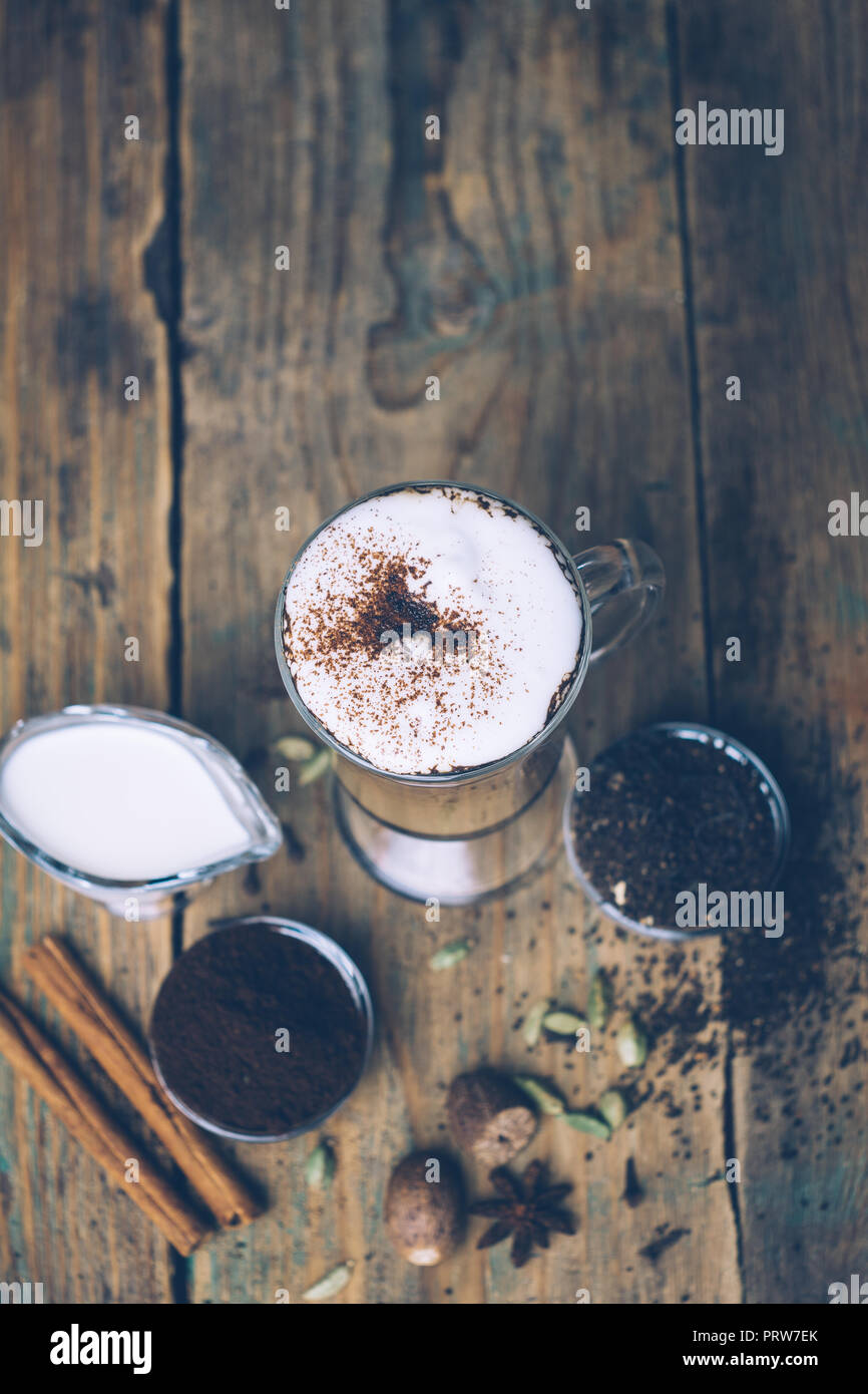 SPICE SPORCA CHAI LATTE. Masala chai e caffè espresso. In autunno o inverno caldo spice bere caffè. Close up Foto Stock