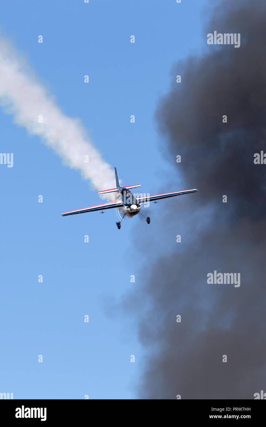 Melissa Andrzejewski battenti un bordo 540 velivolo acrobatico. Foto Stock