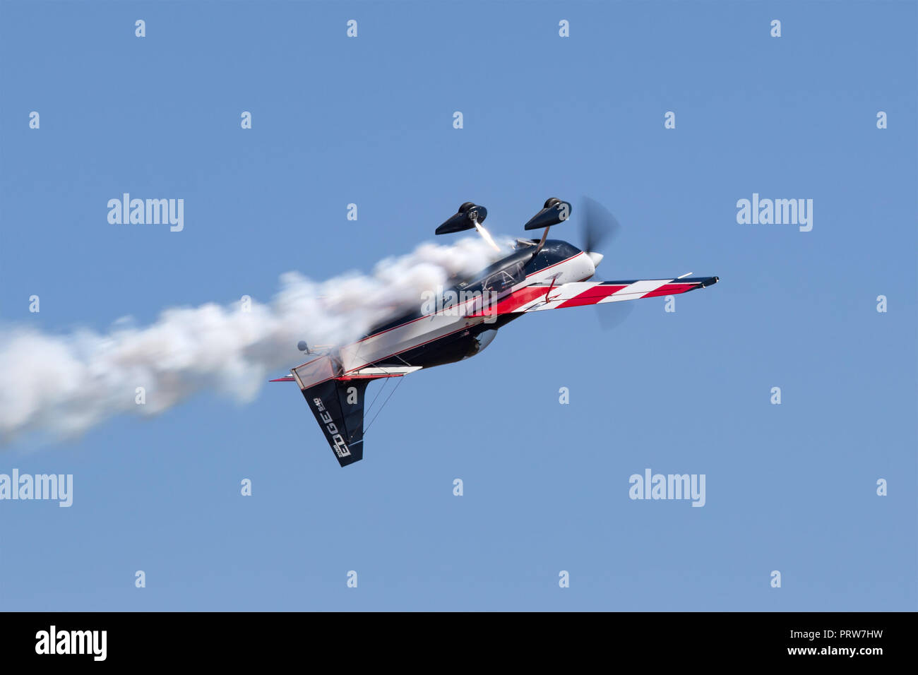 Melissa Andrzejewski battenti un bordo 540 velivolo acrobatico. Foto Stock