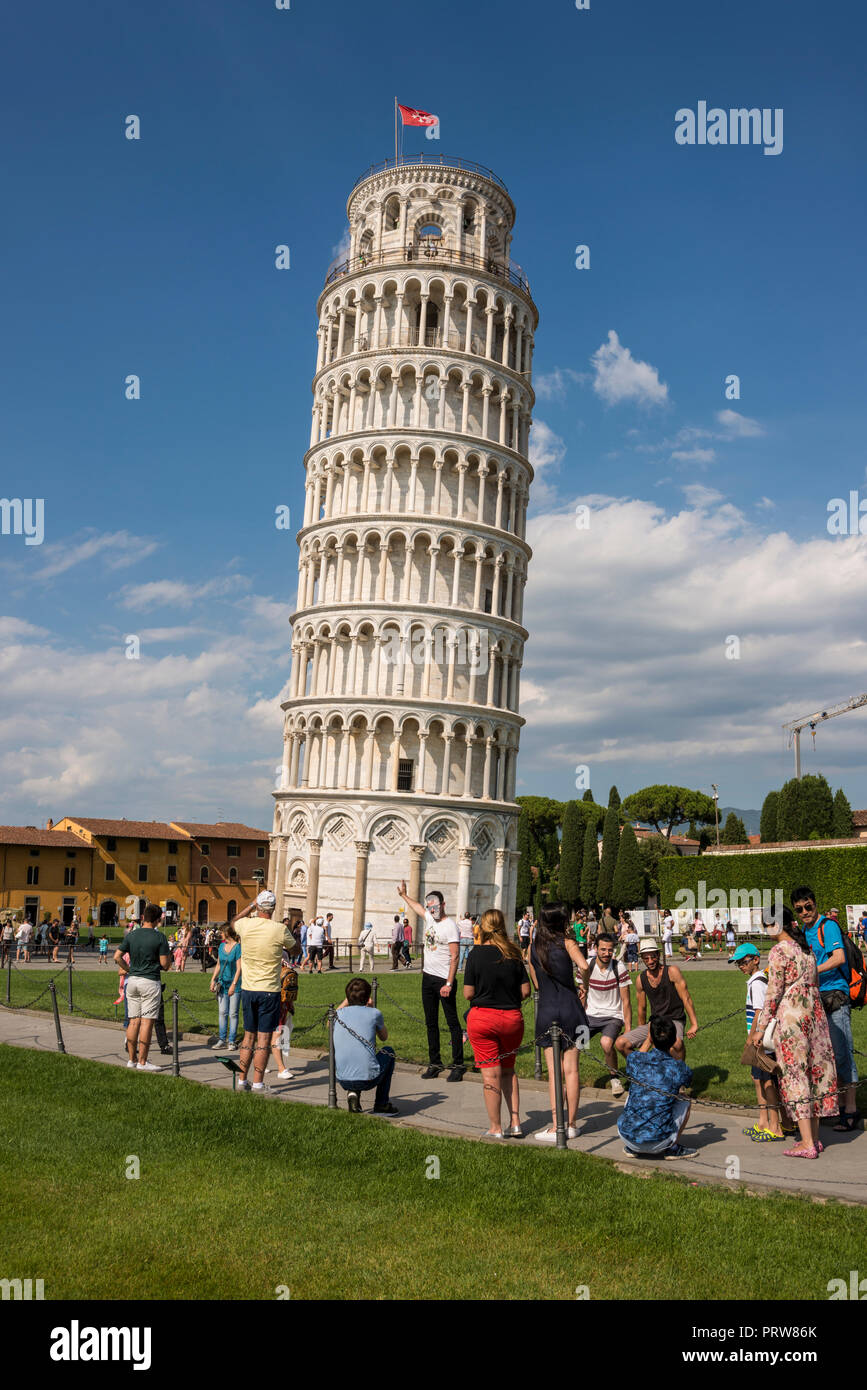 Turista che posano per una foto contro la Torre Pendente di Pisa, Toscana, Italia Foto Stock