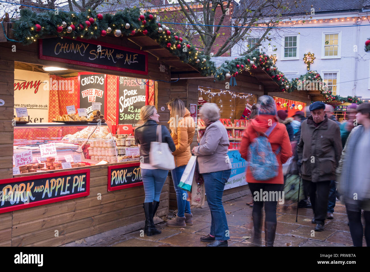 York, Regno Unito - 12 DIC 2016: gli acquirenti a coda di maiale e torta di mele stallo a St Nicholas Mercatino di Natale il 12 dicembre presso il St Sampson Square, York Foto Stock