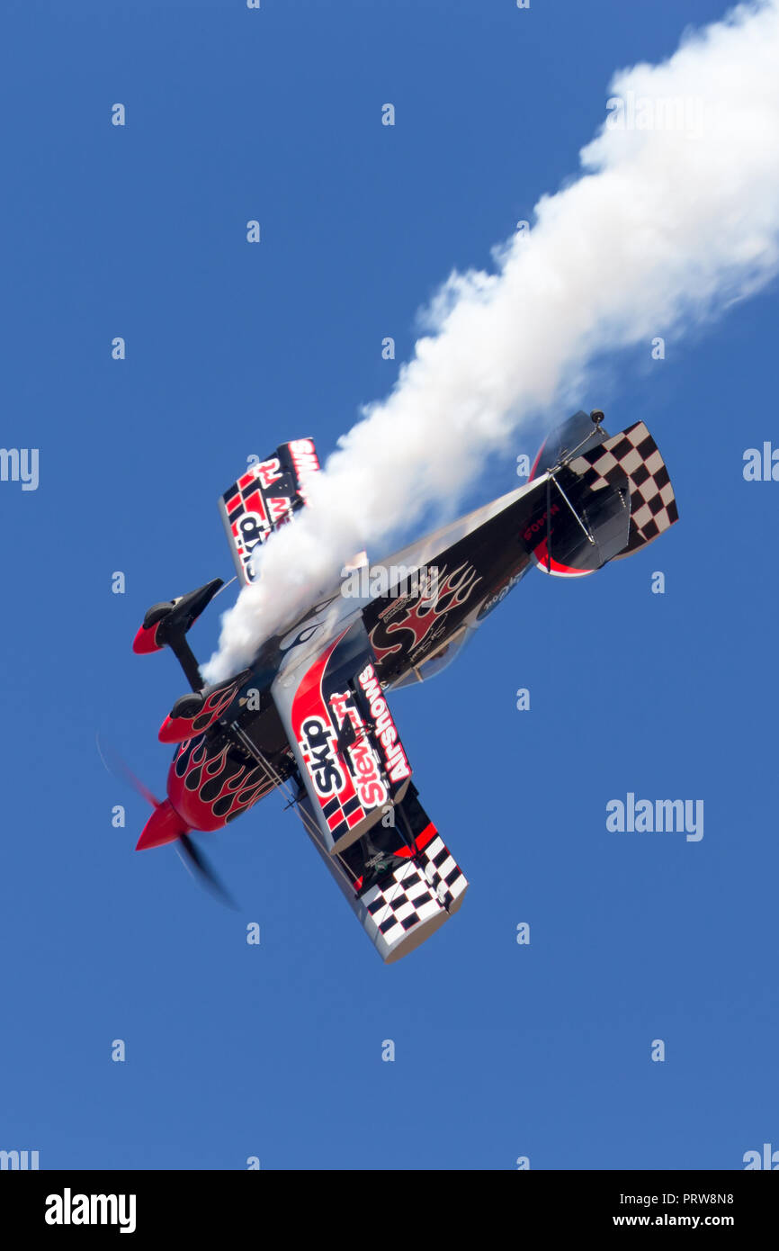 Saltare Stewart battenti la sua altamente modificata Pitts S-2S Prometeo biplanare Foto Stock