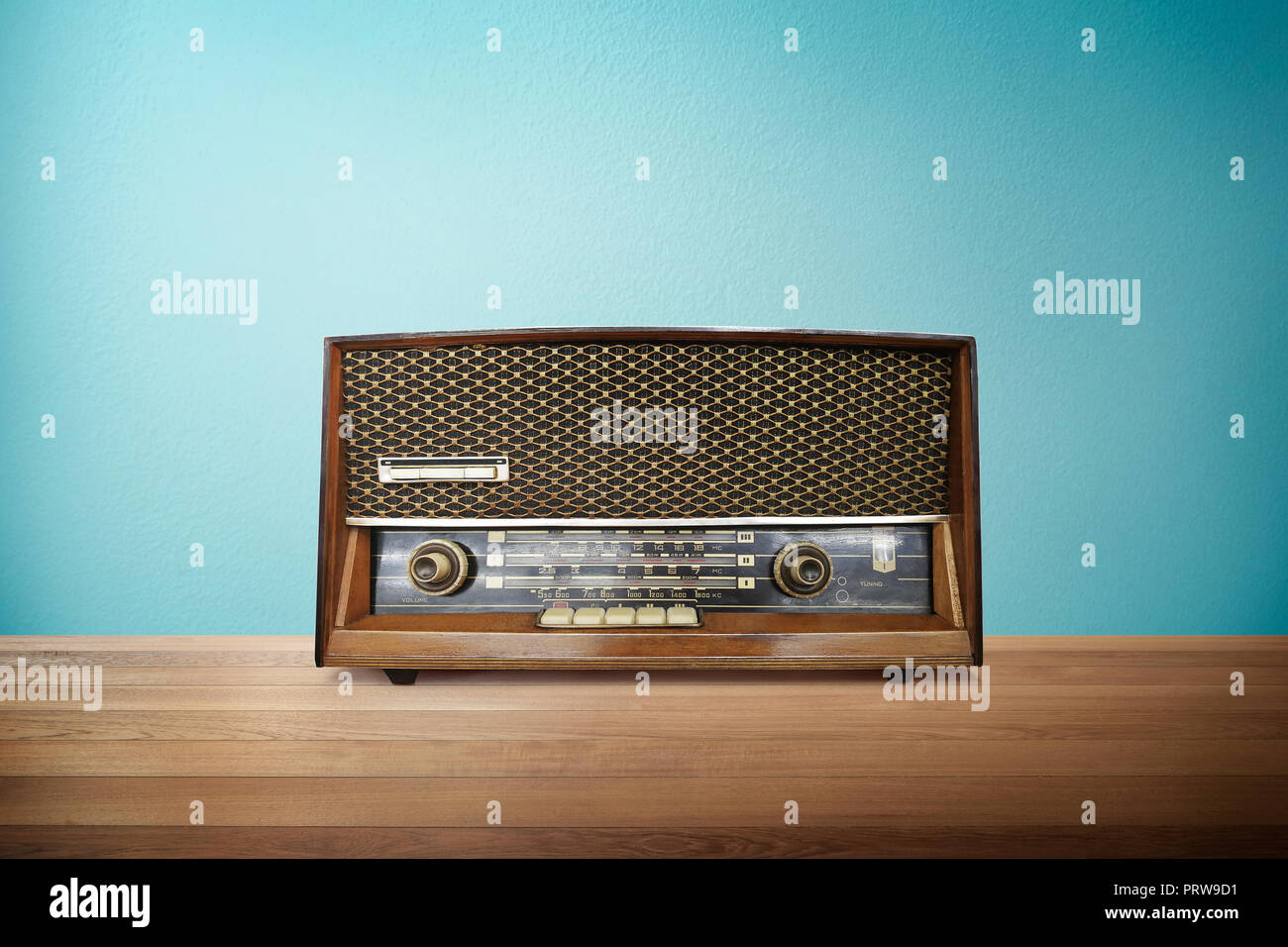 Vecchio vintage retrò radio broadcast su tavola di legno con la menta  sfondo blu Foto stock - Alamy