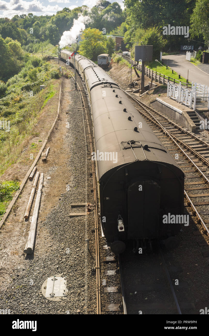 Treno a vapore visto da di ponte, Severn Valley Railway nello Shropshire, Regno Unito Foto Stock
