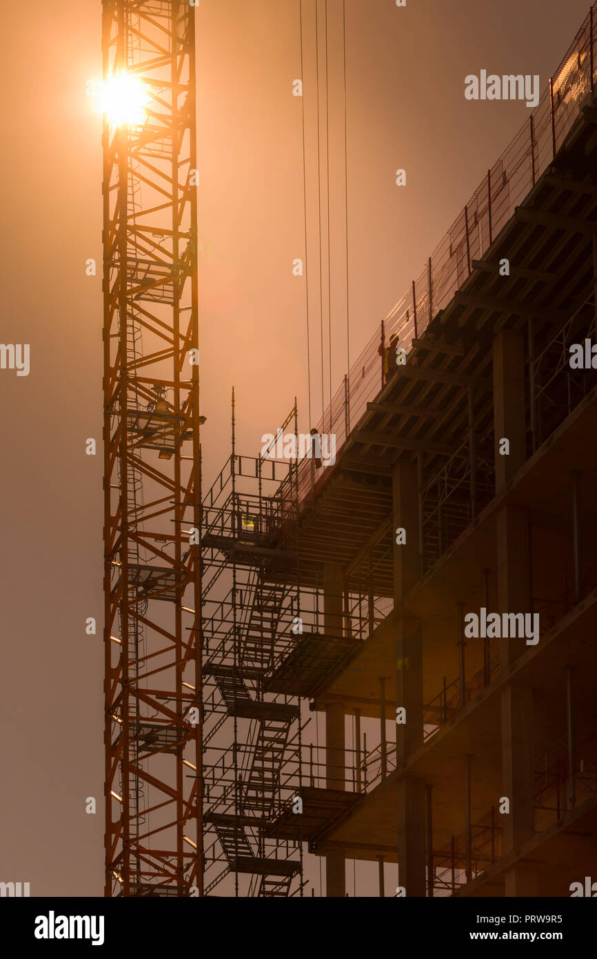 Sito in costruzione UK 2018 con una gru nella luce del sole Foto Stock