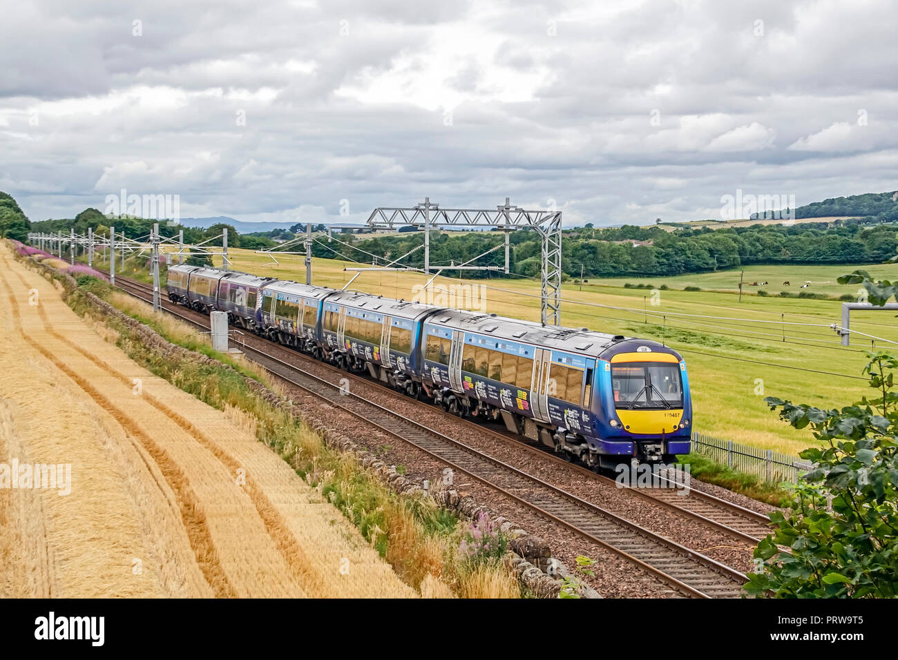 Classe Scotrail 170 DMU al Park Farm vicino a Linlithgow West Lothian Scotland Regno Unito viaggiando da Glasgow a Edimburgo Foto Stock