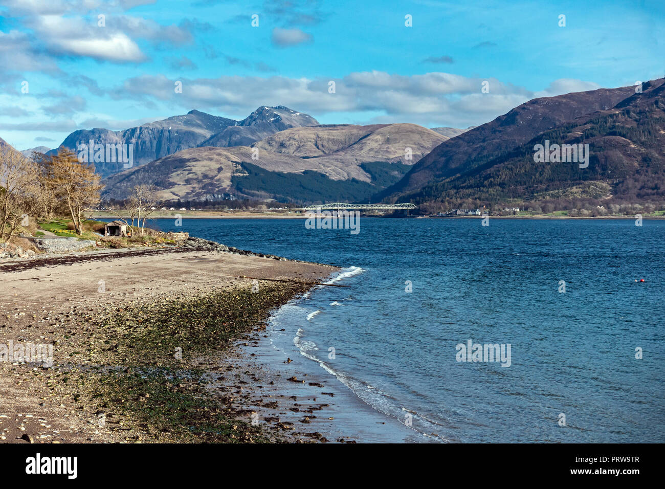 Vista verso Glencoe montagne da North Shore di Loch Leven a Onich Highland West Highlands della Scozia UK Foto Stock