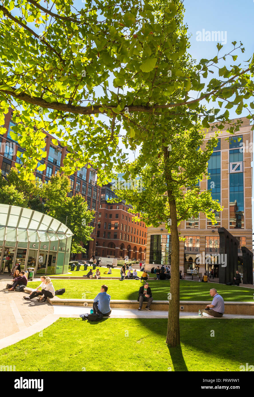 La piazza centrale, luogo Danielle, con persone rilassante nella tarda estate del sole e il calore, Birmingham REGNO UNITO Foto Stock