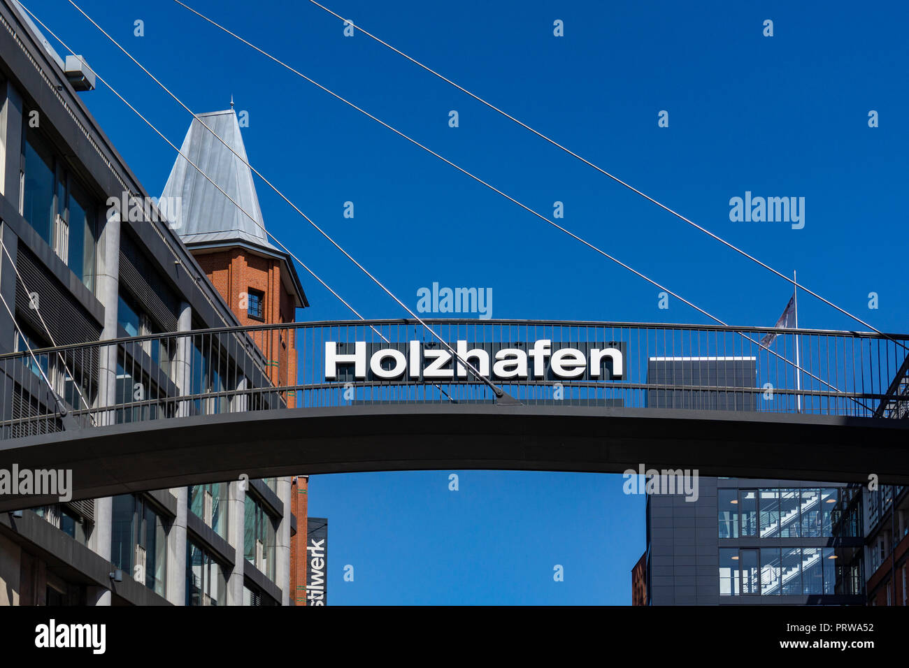 Amburgo , Germania, 26 Giugno 2018: Close-Up del ponte pedonale con il testo "Holzhafen' Foto Stock