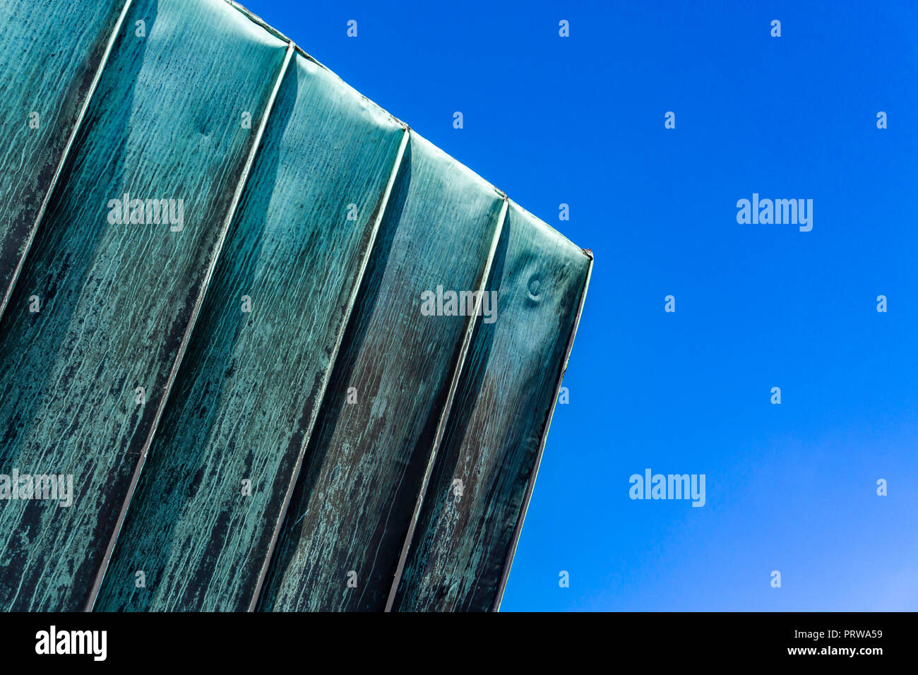 Amburgo , Germania, 26 Giugno 2018: Close-Up di patina coperta parete metallica contro il cielo blu a Landungsbrücken Foto Stock