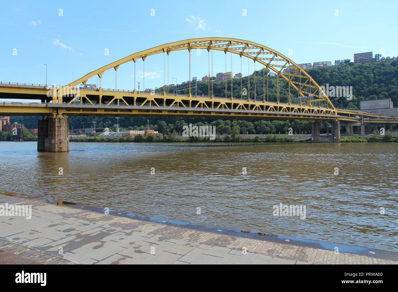 Pittsburgh, Pennsylvania - città negli Stati Uniti. Fort Pitt ponte sul fiume Allegheny. Fare doppio adorna bowstring ponte di arco Foto Stock