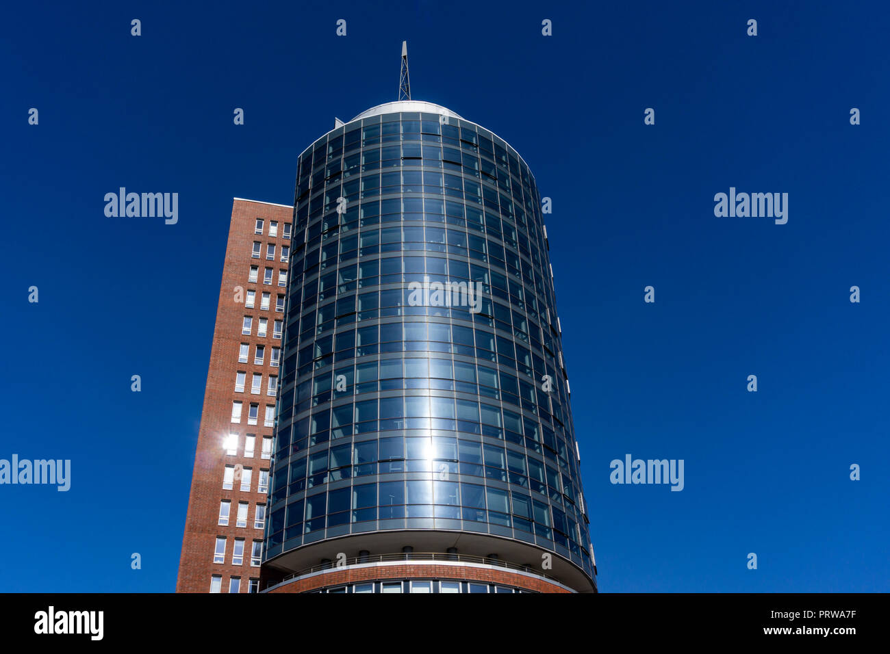 Amburgo , Germania, 26 Giugno 2018: moderna torre di uffici a Hafencity contro il cielo blu Foto Stock