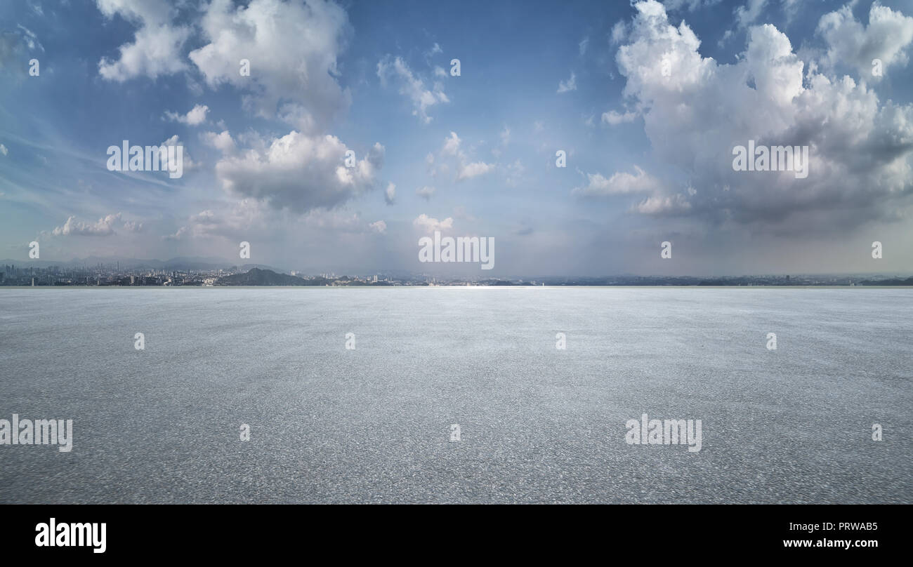 Panorama grande campo vista della strada asfaltata e drammatico paesaggio del cielo . Foto Stock