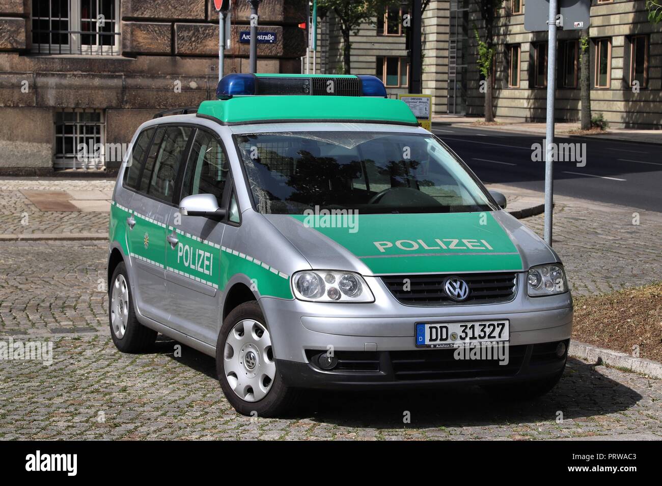 DRESDEN, Germania - 10 Maggio 2018: Germania polizia Volkswagen Touran auto parcheggiate in Germania. Sassonia Regionale Polizia (Landespolizei Sachsen) impiega 13.900 Foto Stock