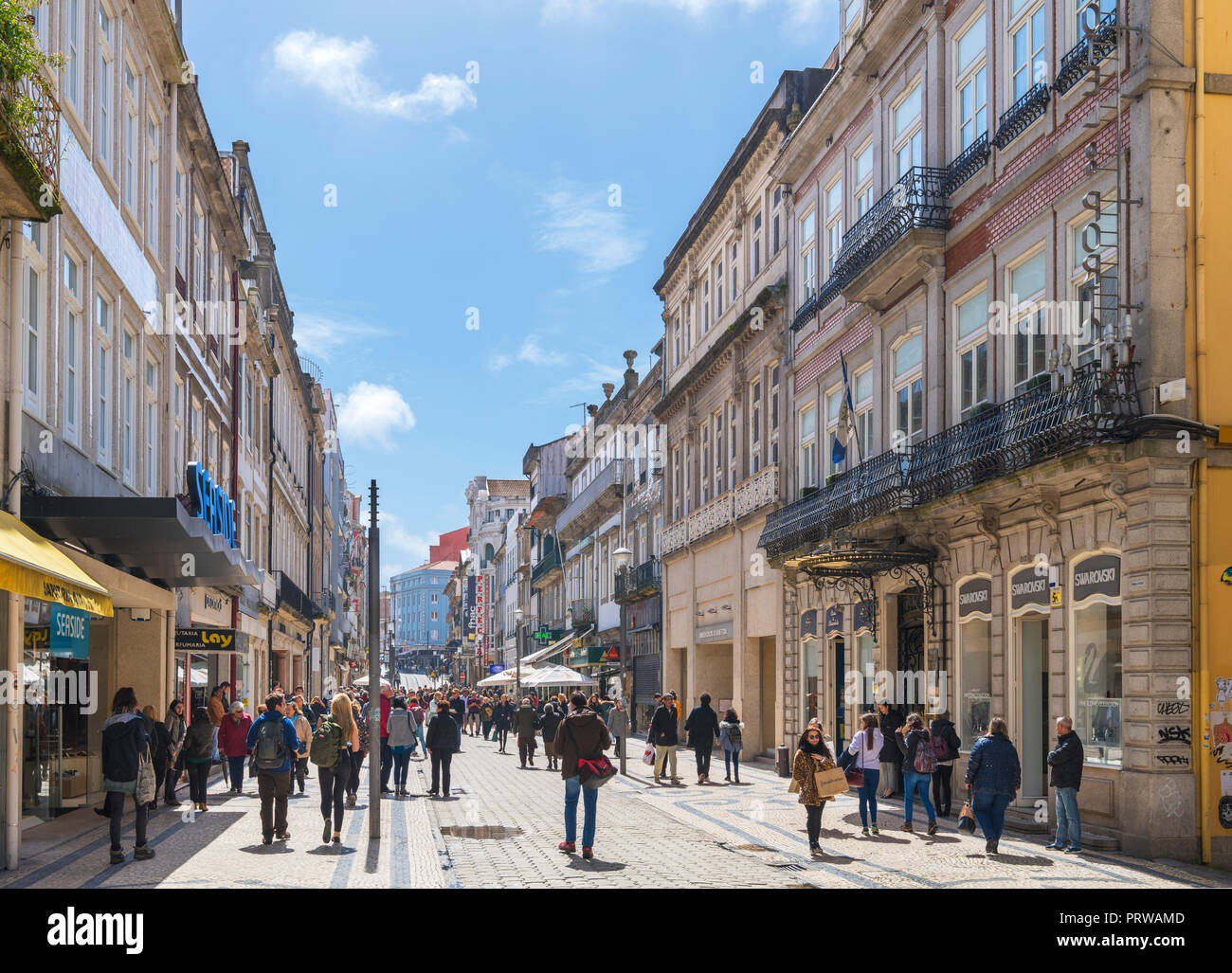 Negozi in Rua de Santa Catarina con il Grande Hotel do Porto a destra, Porto, Portogallo Foto Stock