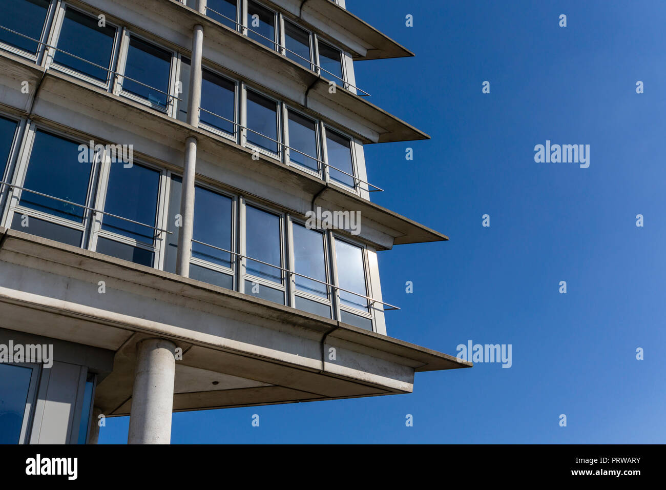 Amburgo , Germania, 26 Giugno 2018: parte della moderna torre di uffici a Hafencity contro il cielo blu Foto Stock
