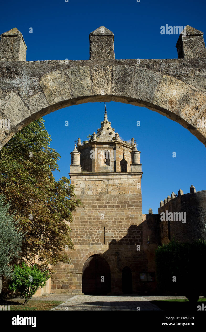 Il Monastero reale di Santa Maria de Veruela, abbazia cistercense nei pressi di Vera de Moncayo, in Zaragoza, Aragona, Spagna. Gustavo Adolfo Becquer rotta. Foto Stock