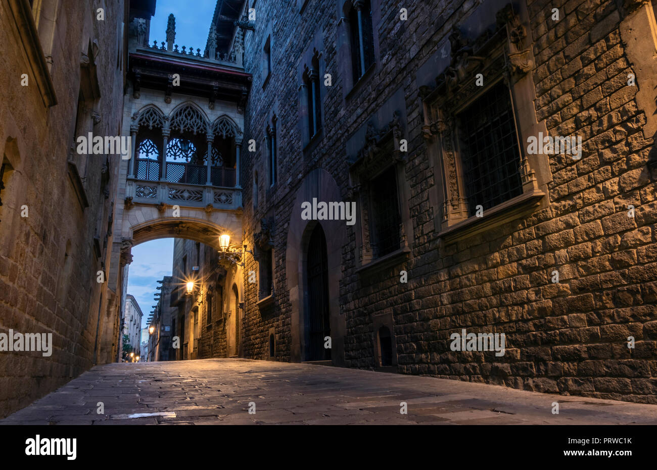 Il vecchio ponte tra edifici nel quartiere Gotico di Barcellona Foto Stock