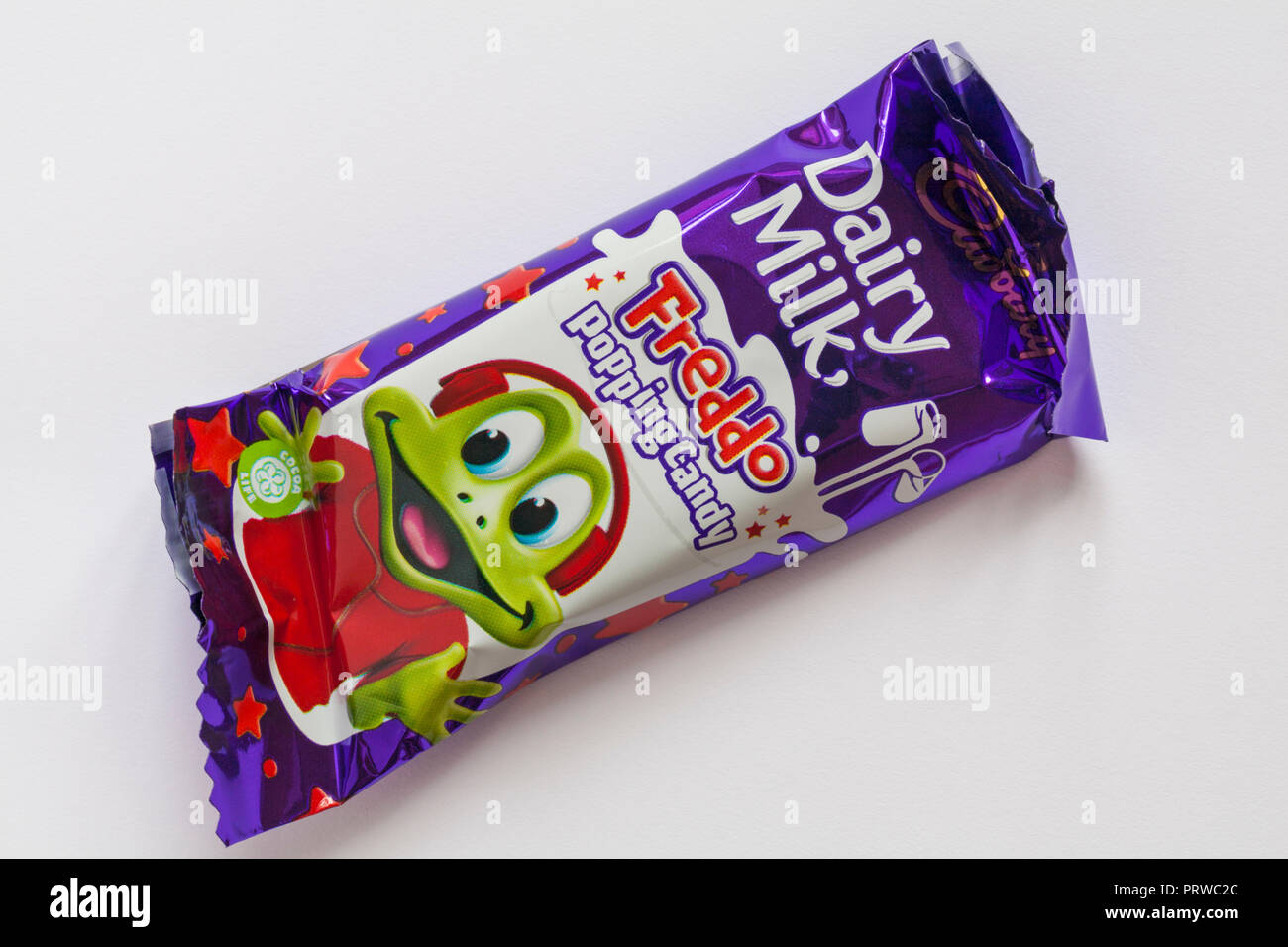 Avvolto Cadbury latte freddo popping candy bar di cioccolato isolato su sfondo bianco Foto Stock