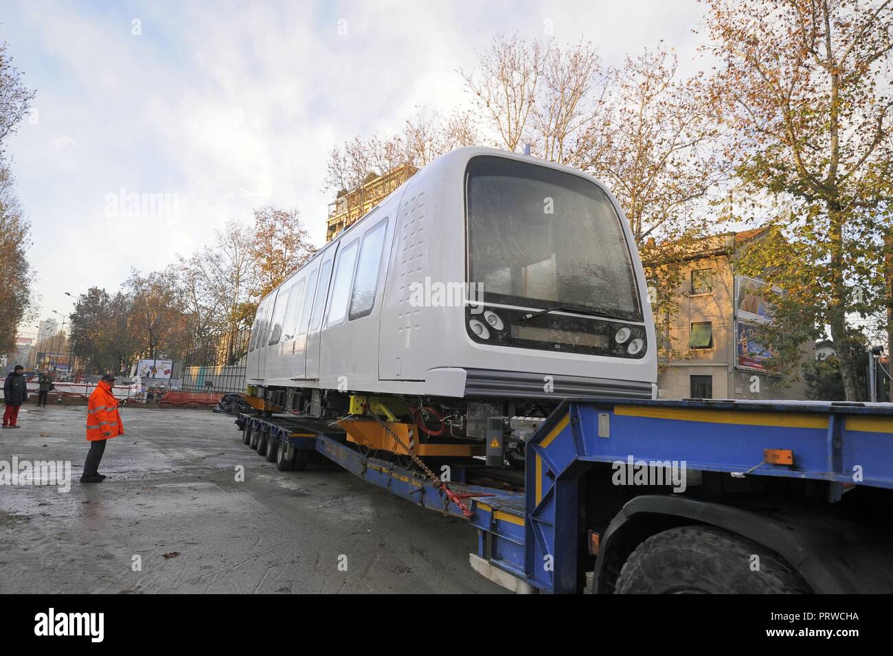 Milano (Italia), il sito per la costruzione di una nuova linea metropolitana numero 5; la prima vettura del treno è abbassato nel tunnel per gli esami di guida Foto Stock