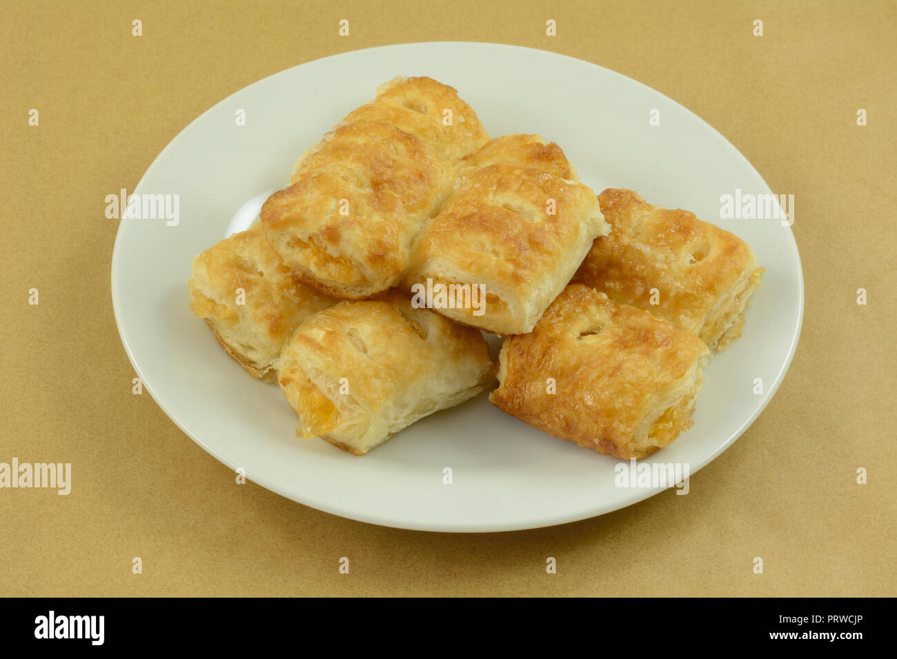 Pila di mini colazione apple fatturati sulla piastra bianca sul tavolo Foto Stock