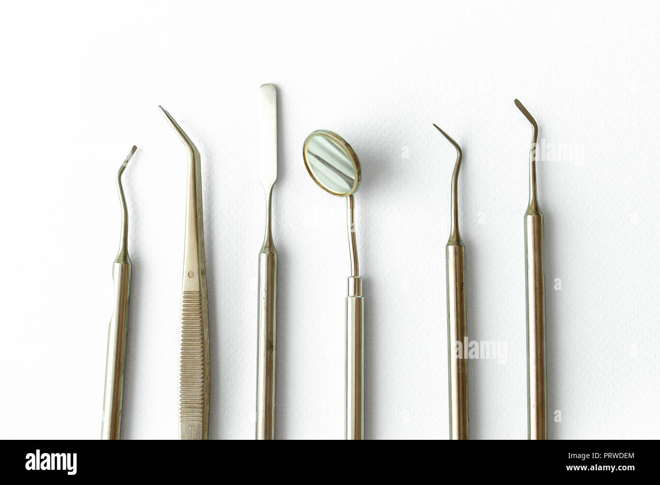 Professional Strumenti di dentista in studio dentistico: dentista specchio, pinza ricurva, explorer curvo, esploratore dentario angolare e explorer curvo con chip, r Foto Stock